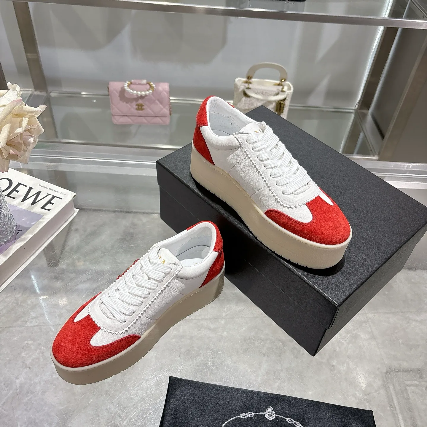 👟👟Ex-factory price 540👟👟 Prada 25 new thick-soled casual sneakers. This sneaker continues the timeless silhouette and is a new classic item. Crafted from leather to enhance style. The style is light, with a triangle buckle logo and a 5CM thick sole. It is suitable for all seasons and can be matched with all kinds of casual styles. In an era where various styles are full of attention, the most long-term companion and the one that captures people's hearts bit by bit is undoubtedly the white shoe. Fabric: Cowhide Lining: Sheepskin Outsole: Original TPU two-color outsole Sole thickness: 5CM Size female 35-40
